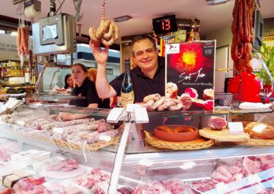 El mercat del Lleó ha donat a provar la botifarra de revetlla del Gremi de Carnissers i Xarcuters artesans de les comarques gironines