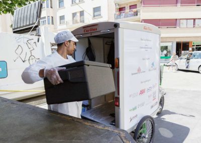 Trasllat de les minves del mercat del Lleó al centre de distribució d'aliments de Girona, a càrrec de l'empresa Ecosol.